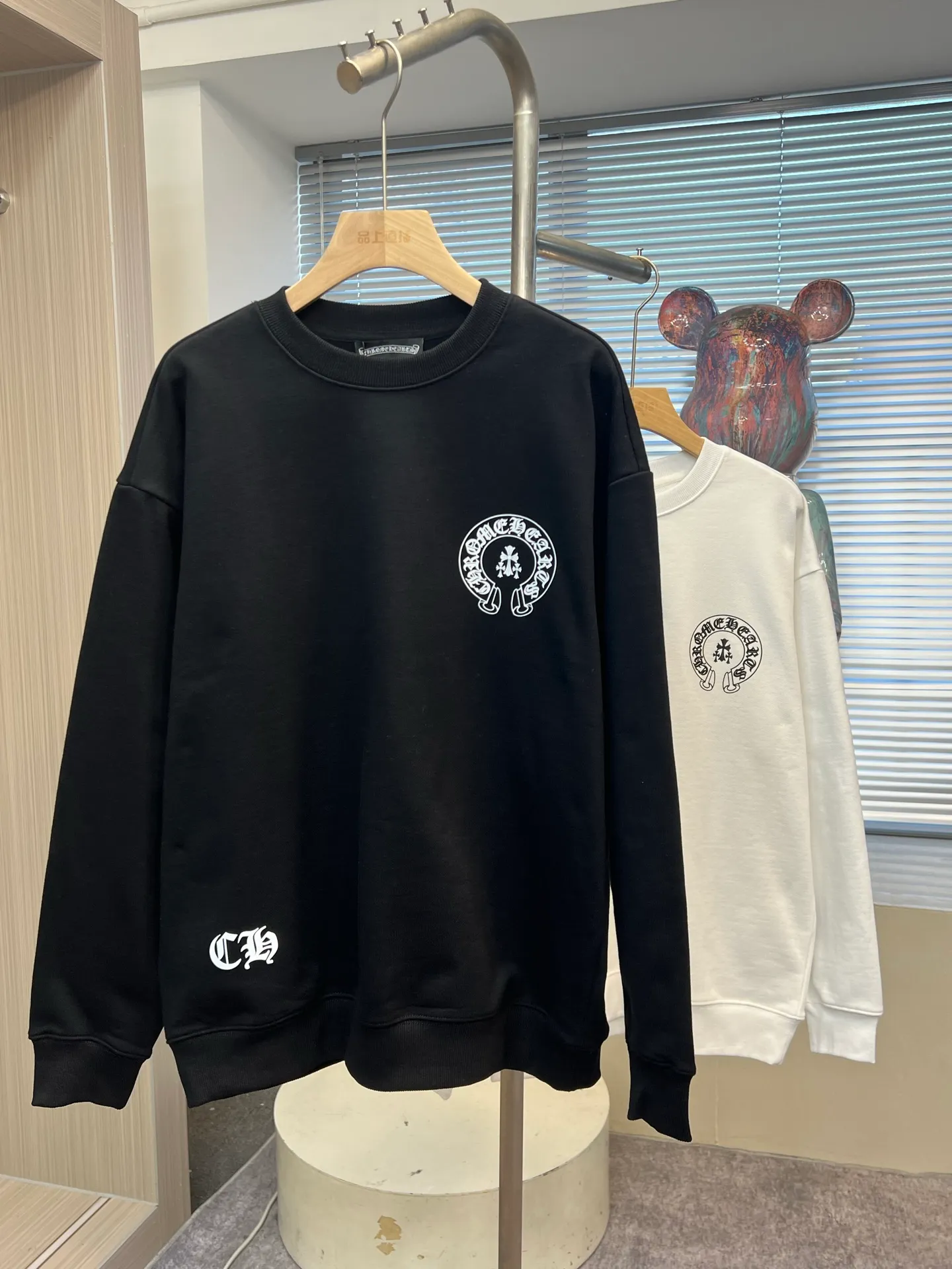 🅿️270 High-quality b27 2025 new Croix Heart Sanskrit Cross Horseshoe Printed Round Neck Long Sleeve Fashion Sweater for Men and Women. The fabric is made of 450g pure cotton terry, which is rich in texture, soft and not collapsed, drapes smoothly and is not easy to wrinkle. Neat sewing, beautiful and fashionable, not easy to deform, comfortable and durable. The threads of the ingredients are made of 100% cotton, custom-woven and dyed, with zero color difference!